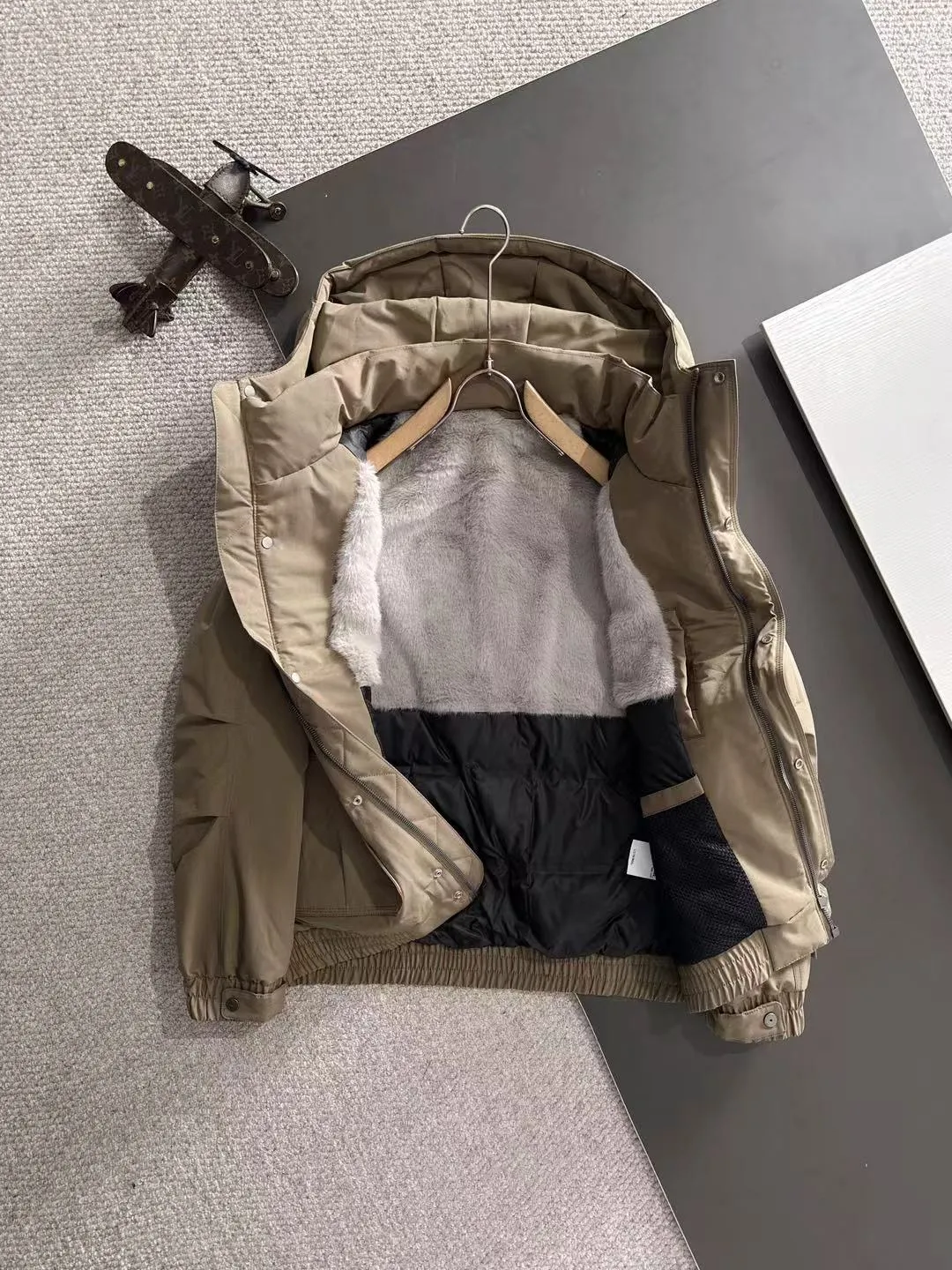 Two-day delivery time P960 Big Goose 🔥🔥 High-end customization 2025 winter official website's latest popular down jacket. Original custom-made hardware accessories for customers, all imported and original customization. Welcome to compare at the counter. Absolutely high quality. Use top-grade 90 white goose down. Super soft. Filled with fluffy and full feathers. Super heavy work. Fabric workmanship is excellent. The version is super perfect. Note⚠The fabric is super comfortable. Exclusive model. High-end quality. A must-have warm and protective artifact in winter. Size: M-3XL